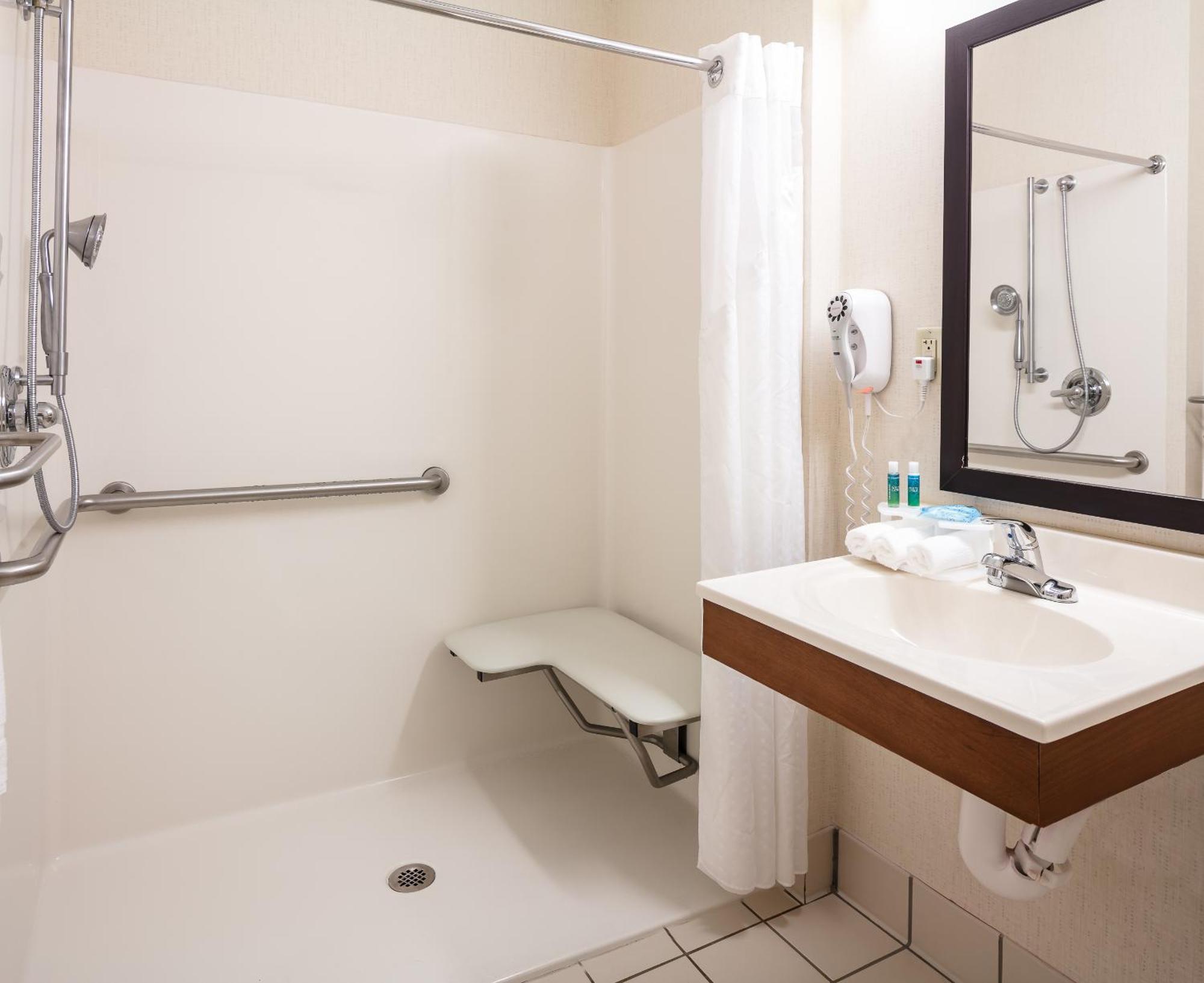 Holiday Inn Express Hotel & Suites Coralville By Ihg Εξωτερικό φωτογραφία