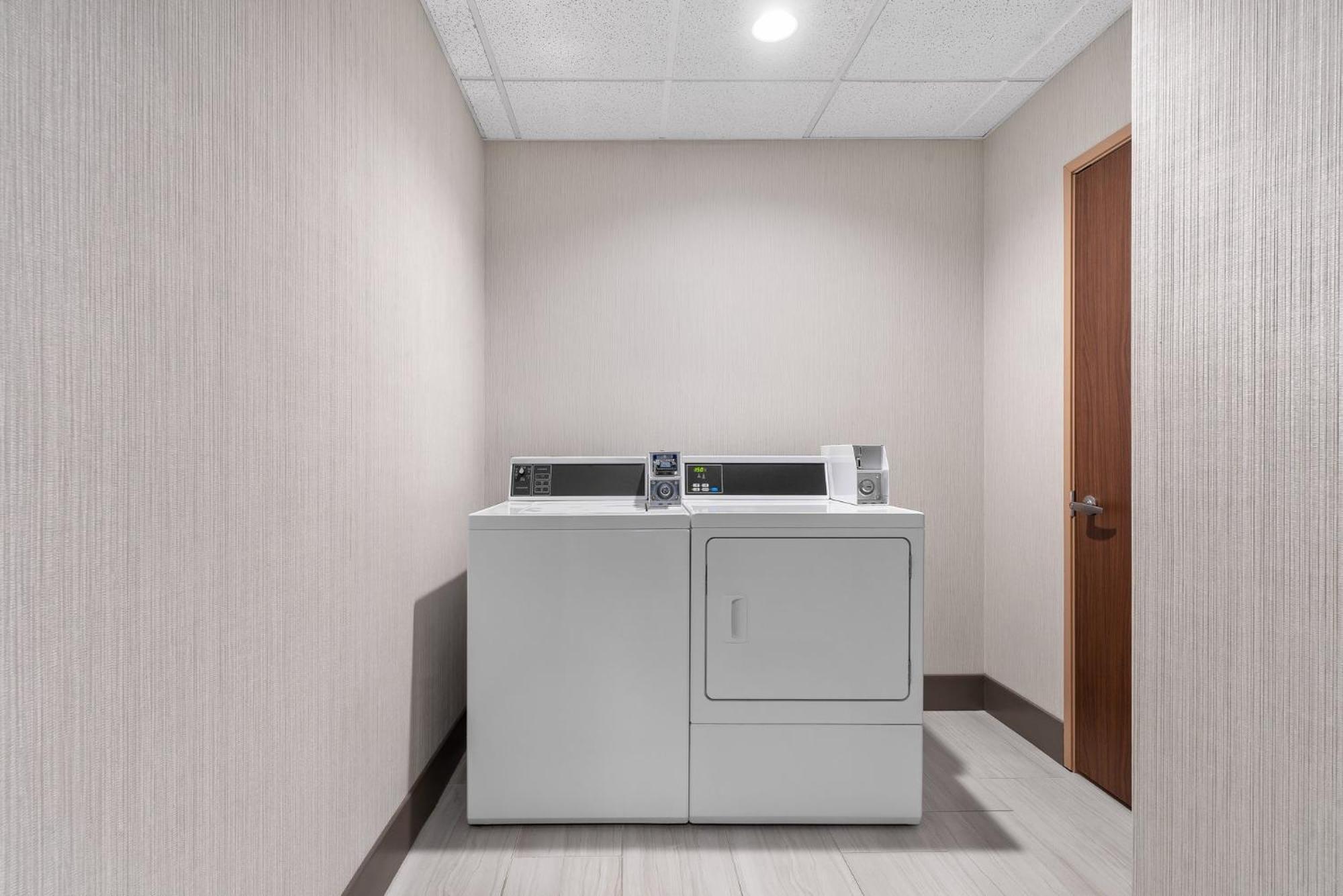 Holiday Inn Express Hotel & Suites Coralville By Ihg Εξωτερικό φωτογραφία