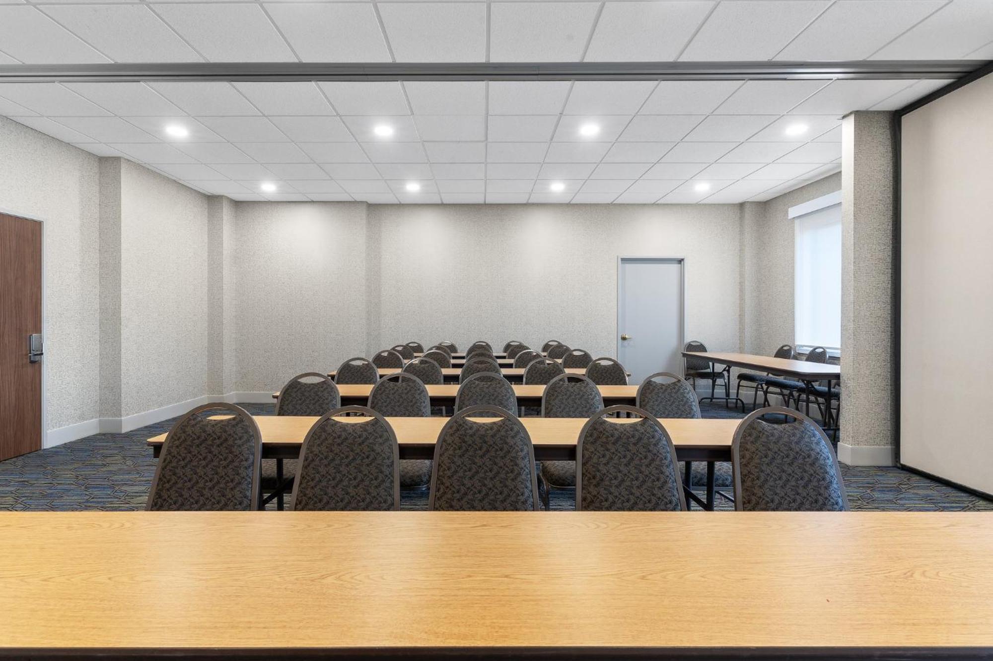 Holiday Inn Express Hotel & Suites Coralville By Ihg Εξωτερικό φωτογραφία