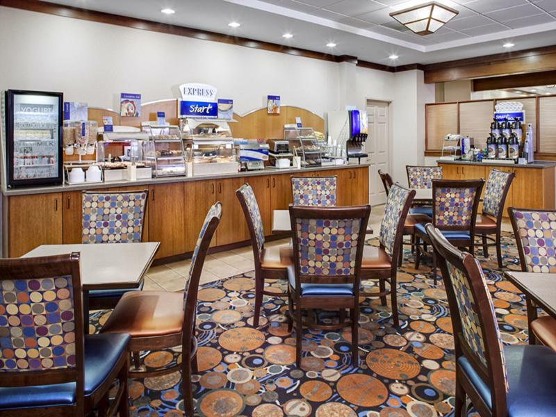 Holiday Inn Express Hotel & Suites Coralville By Ihg Εξωτερικό φωτογραφία